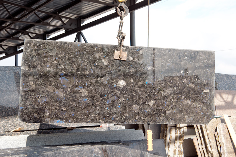 Каковы основные характеристики гранитных слэбов?