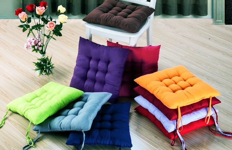 Текстильные подушки на садовые стулья: по каким параметрам выбирать?