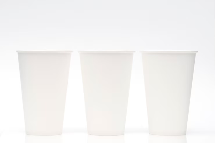 белые бумажные стаканы