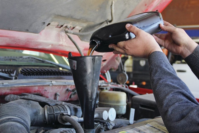 Заміна витратних матеріалів автомобіля на СТО: гальмівні колодки, моторна олива та фільтри під час обслуговування авто